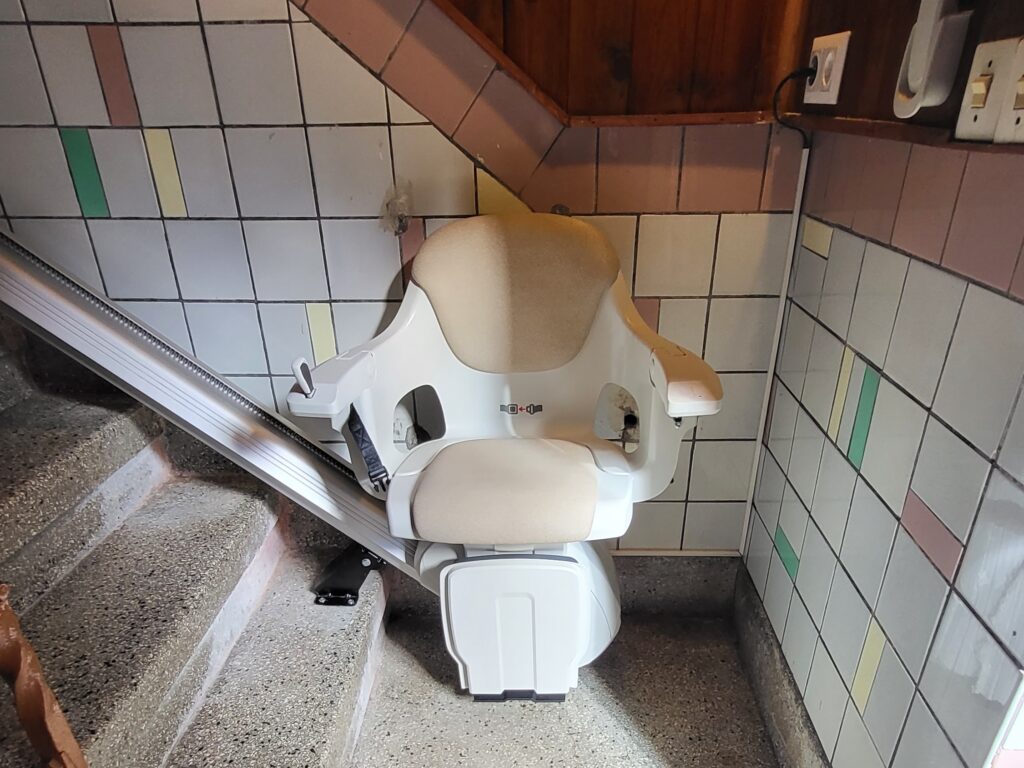 Gerader Treppenlift für schmale Treppen in Leipzig